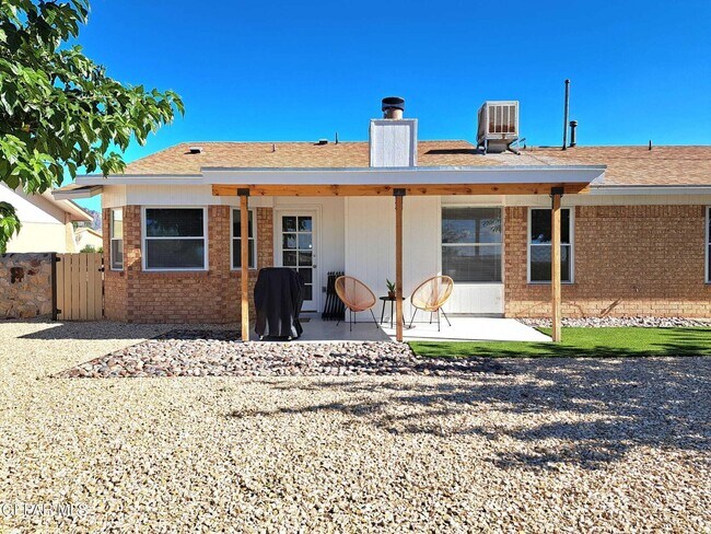 Foto del edificio - 817 Centennial Dr