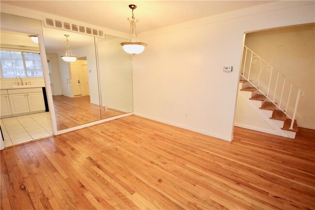 Foto del edificio - 580 Fox Hills Dr S