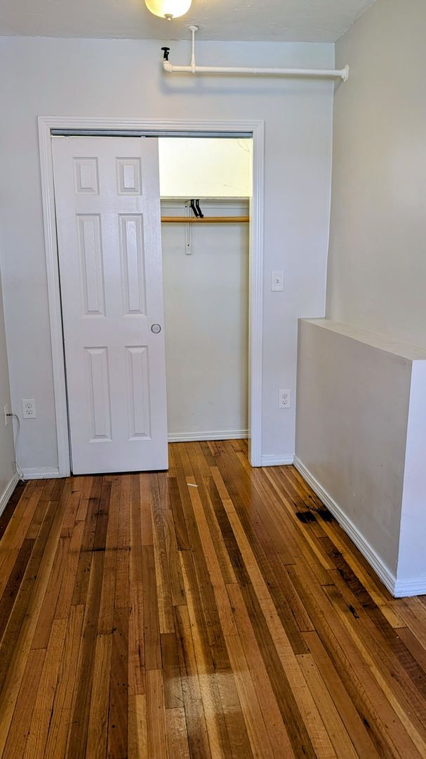Building Photo - Great Deal Avail Now - 2-bed, 1-Bath