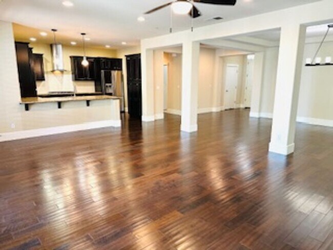 Foto del edificio - $2,695 Beautiful Barclay Square 4 Bed / Ha...