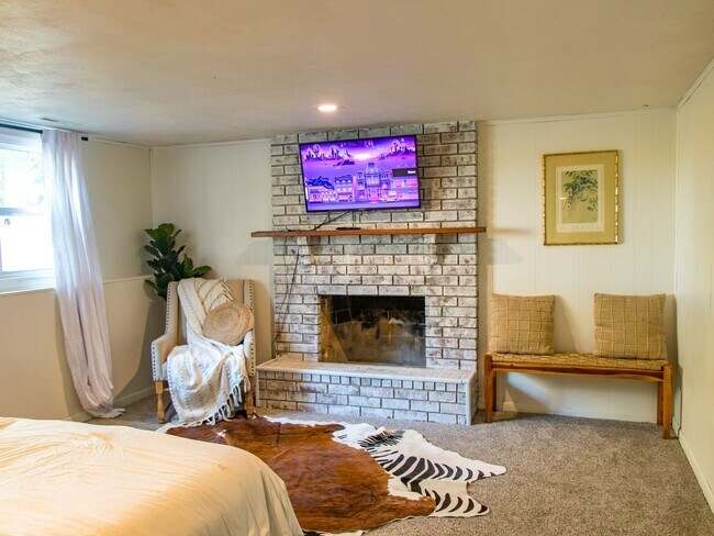 Building Photo - 4 Bedroom Single Family Home on 1 Acre nea...