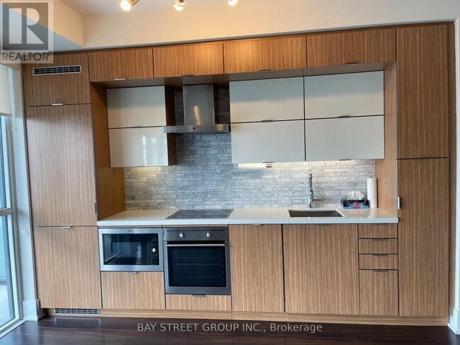 Photo du bâtiment - 300 Front St W