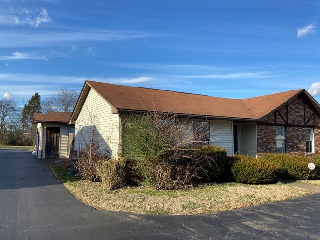 Building Photo - 2BR 1.5BA single story condo located near WKU!