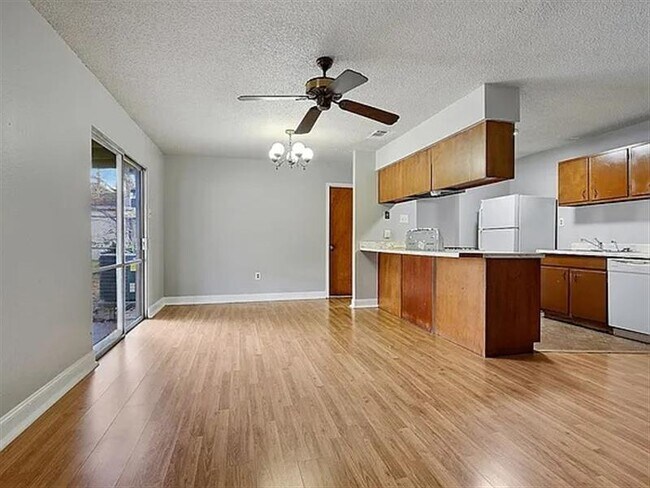 Building Photo - SWEET-LOVELY HOME