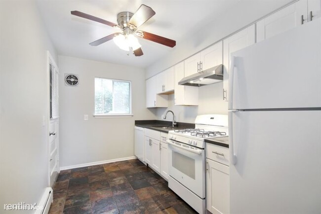 Building Photo - 2 br, 1 bath Apartment - 949 Waukegan Road