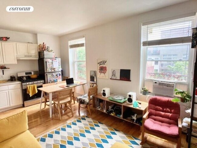 Foto del edificio - 684 Degraw St