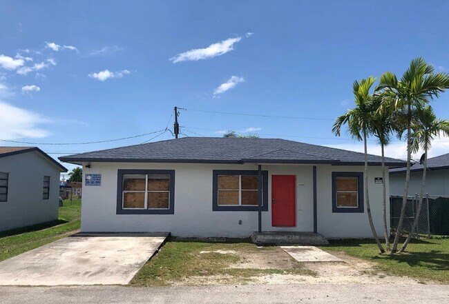Foto del edificio - Three Bedroom Single Family Home with Private Fenced Yard and Driveway