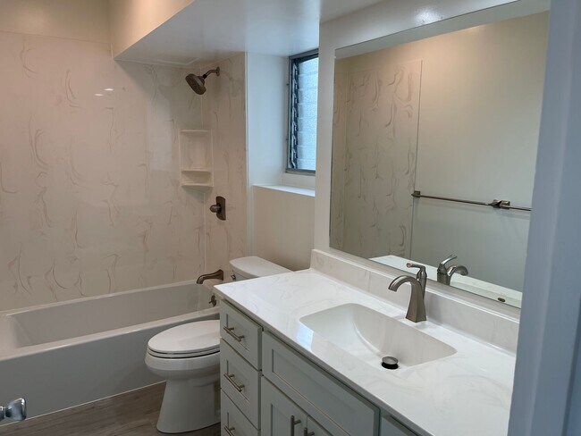 Building Photo - Picturesque Punahou Apartment