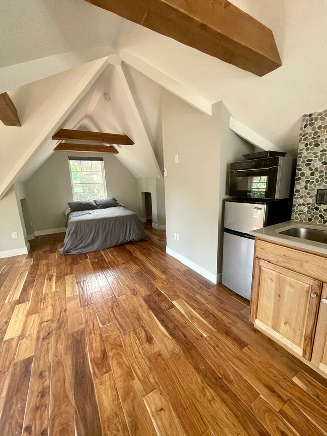 Building Photo - Adorable Garage Studio in beautiful Manitou Springs.