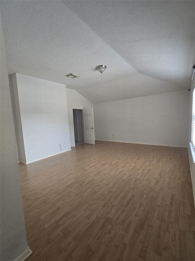 Building Photo - 3006 Greenbriar Springs Dr
