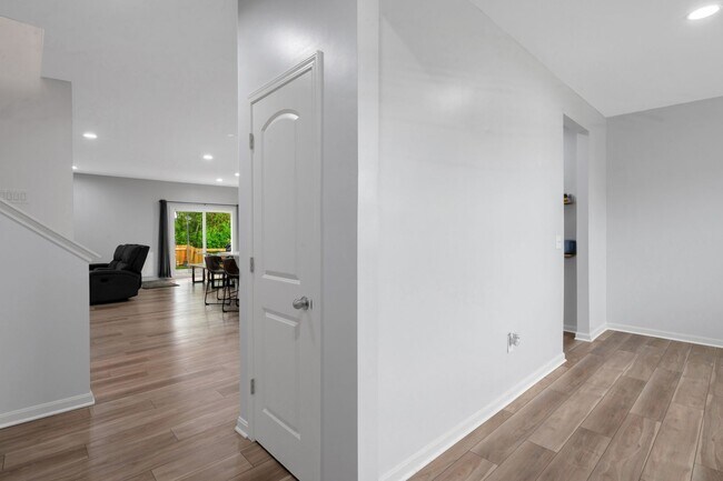 Building Photo - Don’t Miss This One: 4BR Gem with Fenced Y...