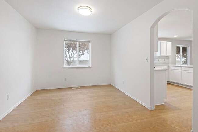 Building Photo - SPACIOUS HOME W/ MOUNTAIN VIEWS & LARGE BO...