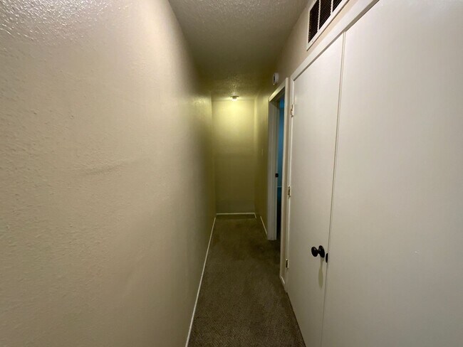 Foto del edificio - *Owner Broker* 2 Bedroom Townhome Availabl...