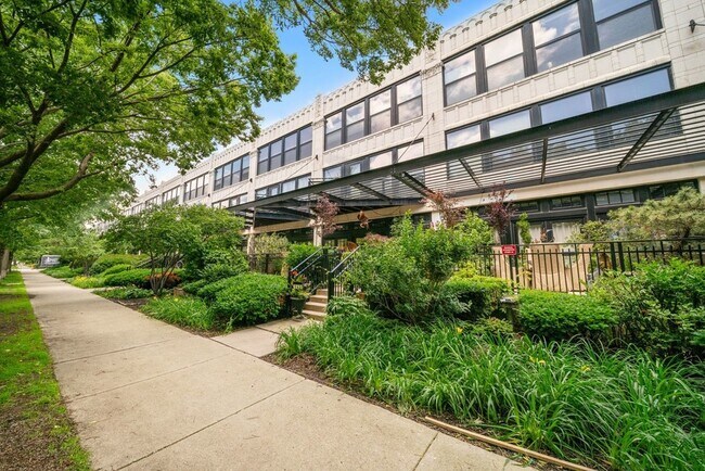 Foto del edificio - 1070 W 15th St