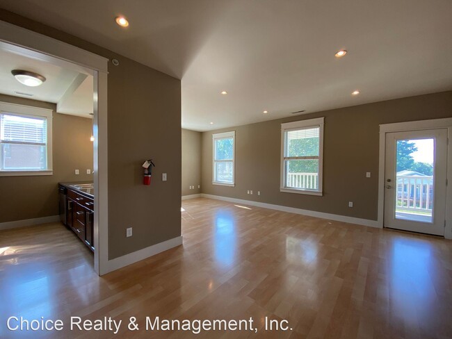 Building Photo - 2 br, 2 bath Apartment - 421 E. Hillside D...