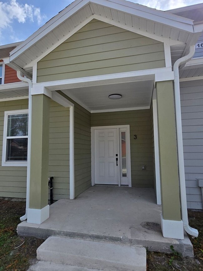 Building Photo - Eagle Trace Townhomes | 3BR/3.5BA | 2.3 Miles to UF– New Construction