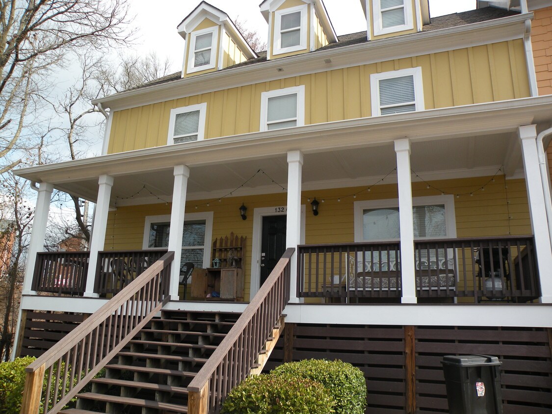 Grandes Front Porch - 132 North Ave