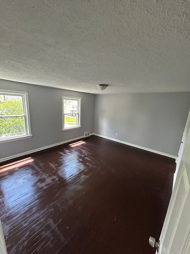 Building Photo - Lee/Harvard Single Home