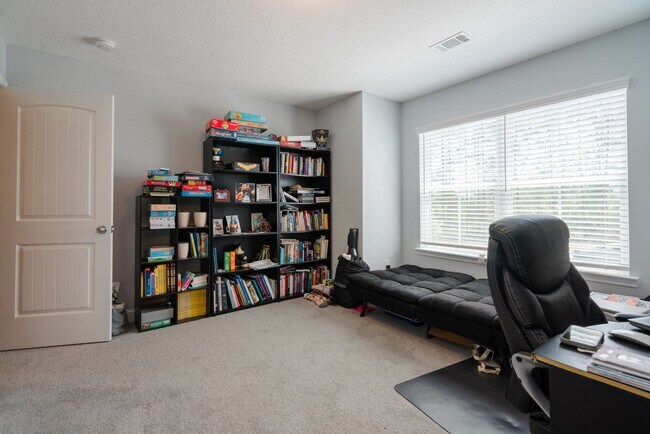 Building Photo - Spacious 4 Bed, 4 Bath Home in HOA Community
