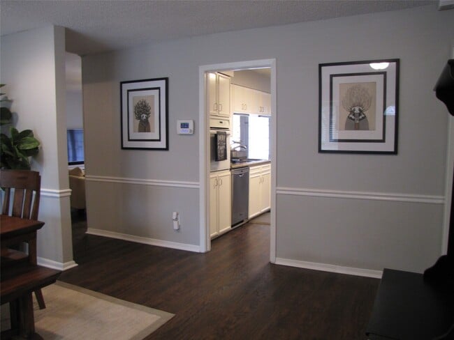 Foto del edificio - 7902 Meadowcroft Dr
