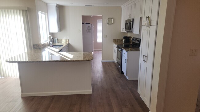 Building Photo - 417 Willow Creek Dr