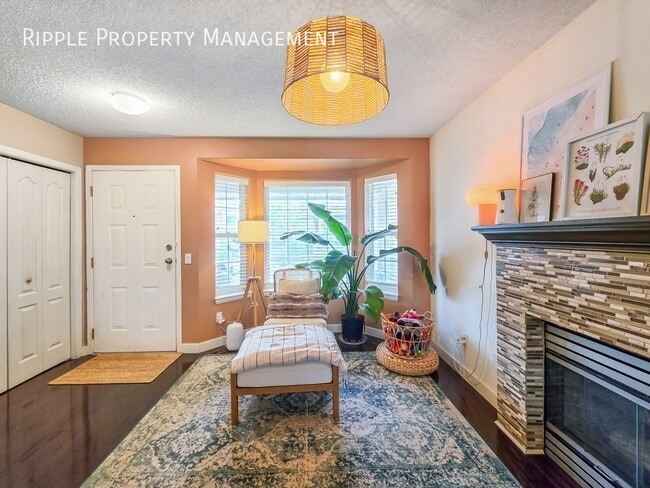 Building Photo - ELEGANT 3 BEDS, 2.5 BATHS TOWN HOUSE | PRIVATE BACKYARD & CENTRAL A/C | UTILITIES INCLUDED