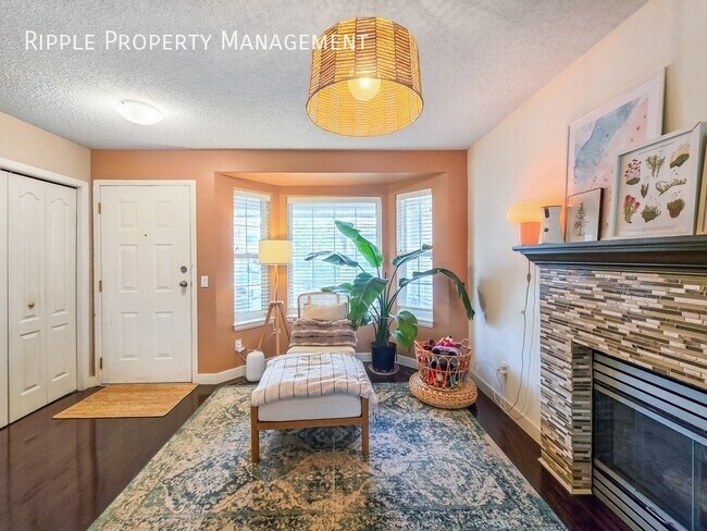 Photo du bâtiment - ELEGANT 3 BEDS, 2.5 BATHS TOWN HOUSE | PRIVATE BACKYARD & CENTRAL A/C | UTILITIES INCLUDED