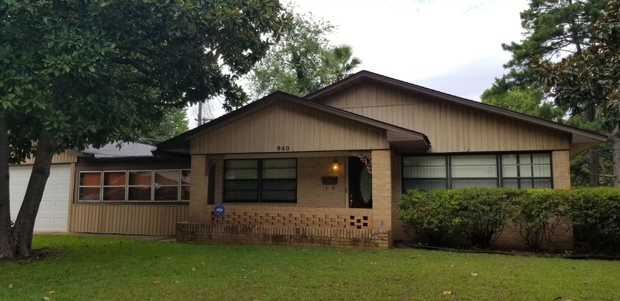 Primary Photo - 3 br, 2 bath House - 940 River Oaks
