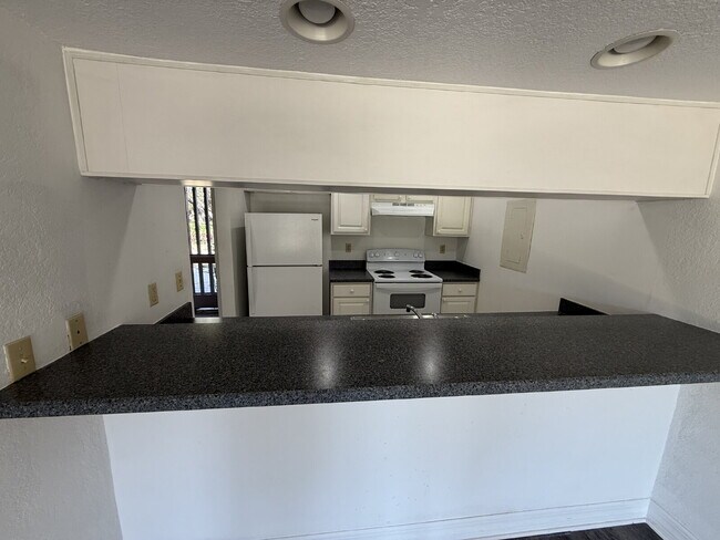 Foto del edificio - 920 Tennis Way