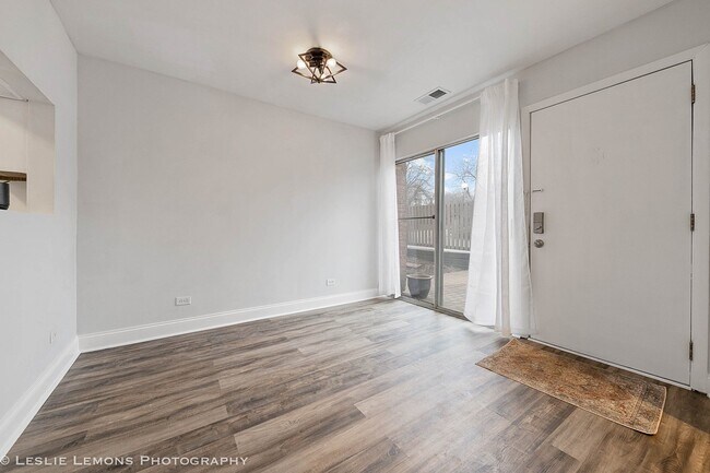 Foto del edificio - 5944 Meadow Dr