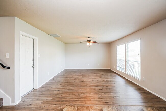 Building Photo - 2527 Floral Bloom Way