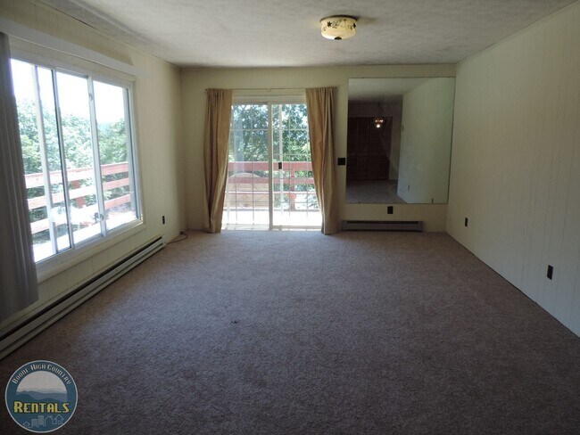 Building Photo - Upper Duplex off Pinnacle--Close to Campus!