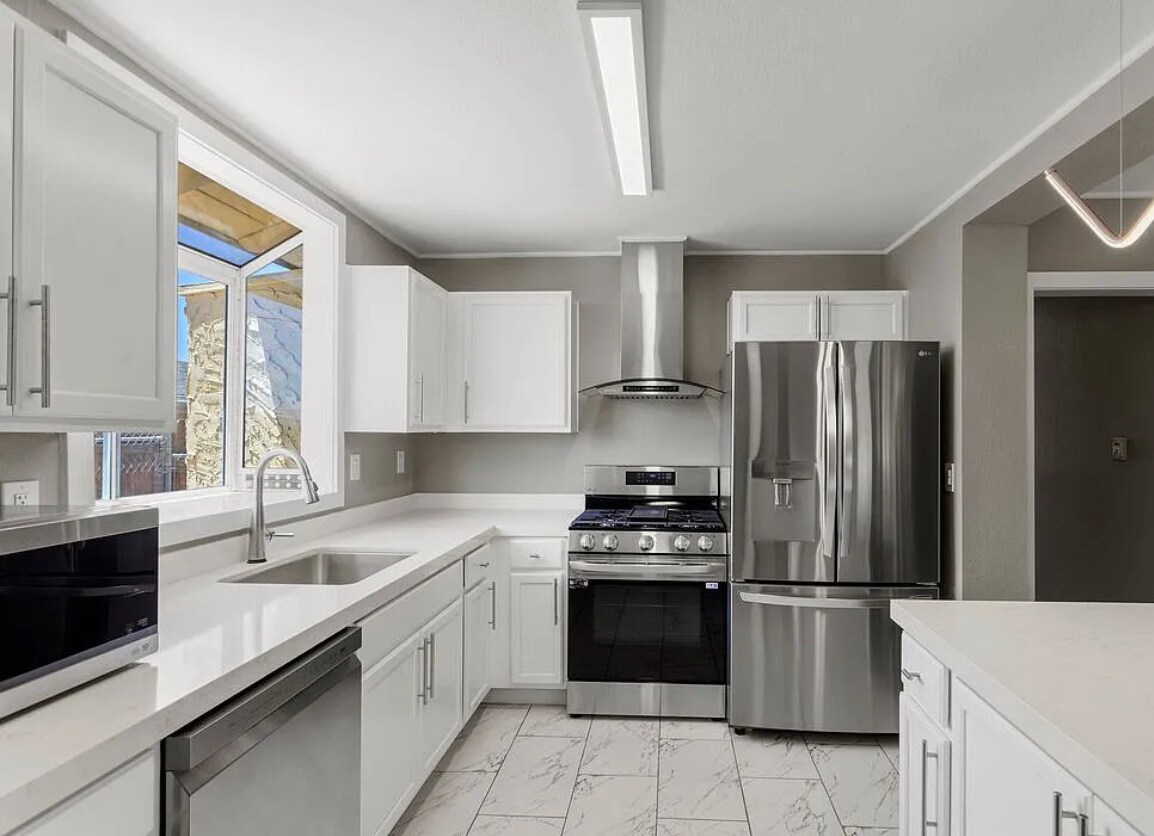 Kitchen - 25497 Eaton St