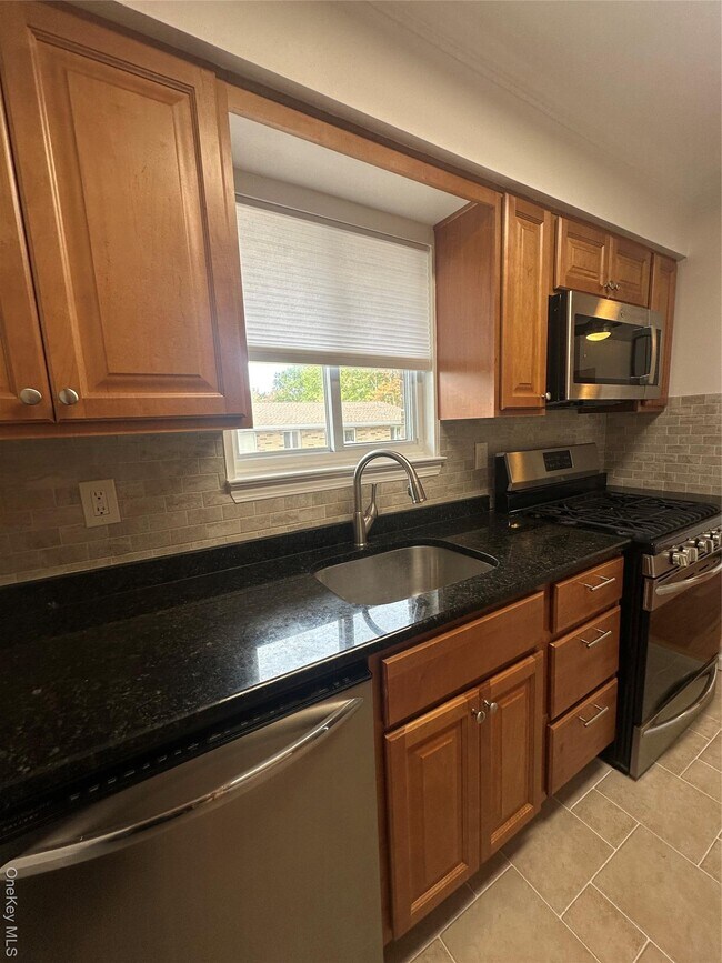 Foto del edificio - 12 Central Dr