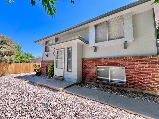 Photo - Great 2 bedroom 1 bathroom Duplex with att... House