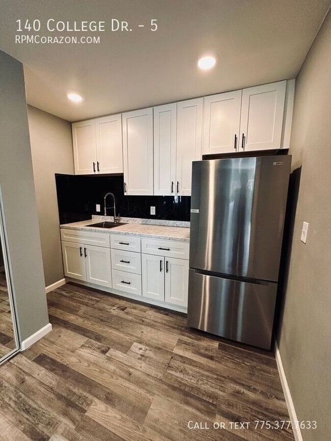 Foto del edificio - 140 College Dr