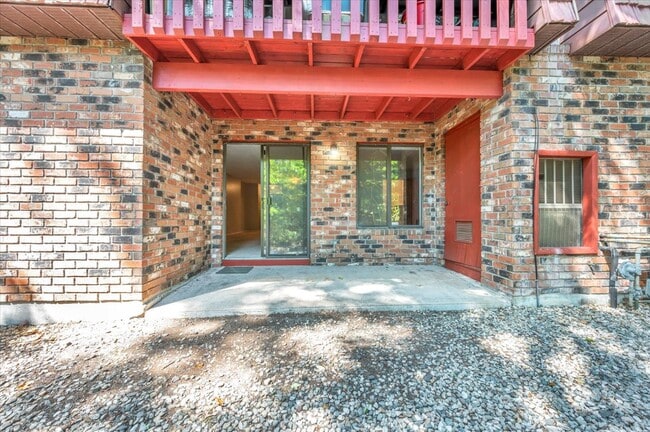 Building Photo - 31 Woodsedge Dr