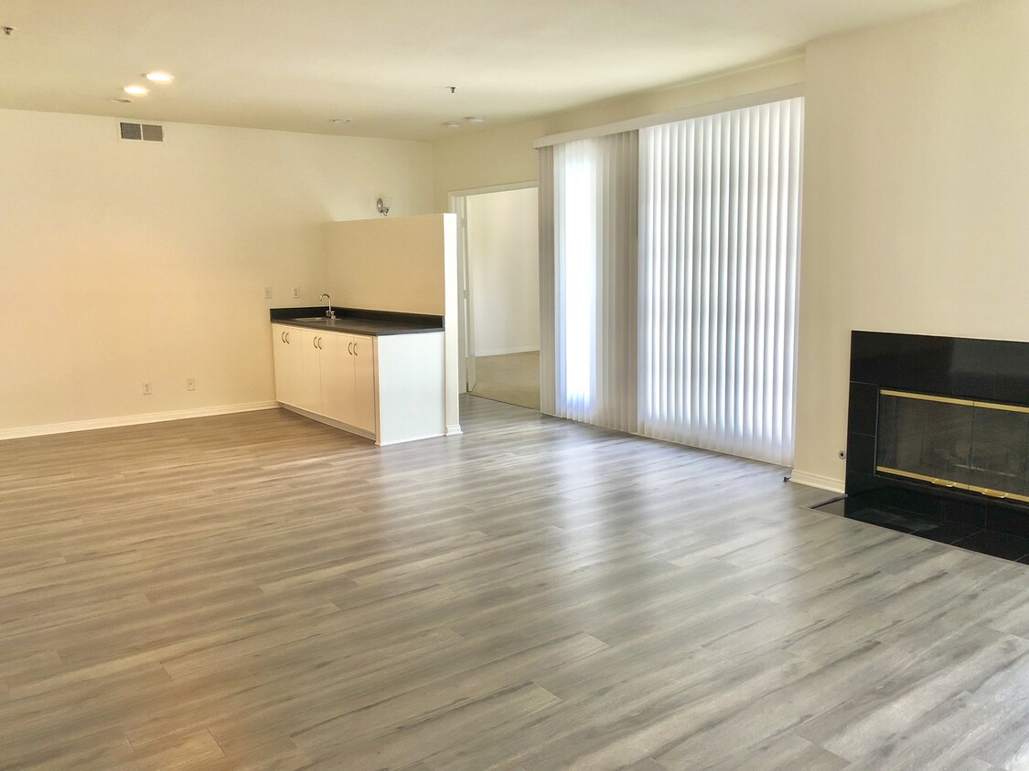 Foto principal - Beautiful 2 Bedroom Condo In Encino