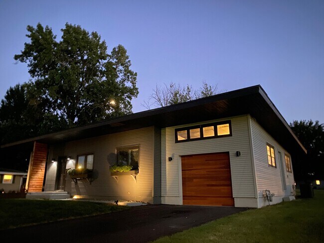 Building Photo - 3275 E Cedar Street