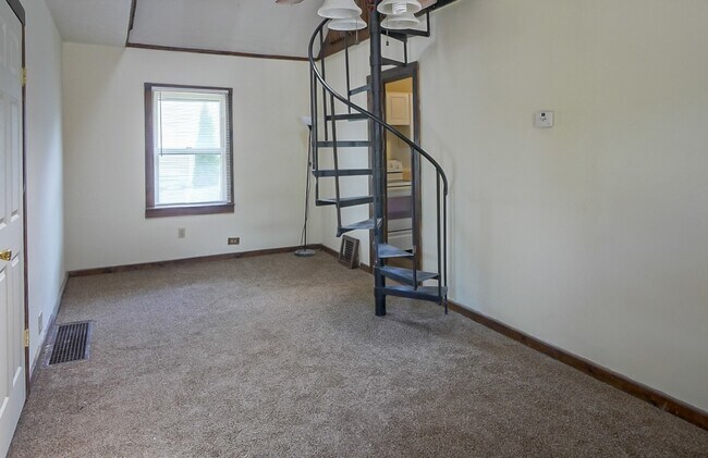 Building Photo - A Nice 2br. Cozy Cuyahoga Falls Colonial -...