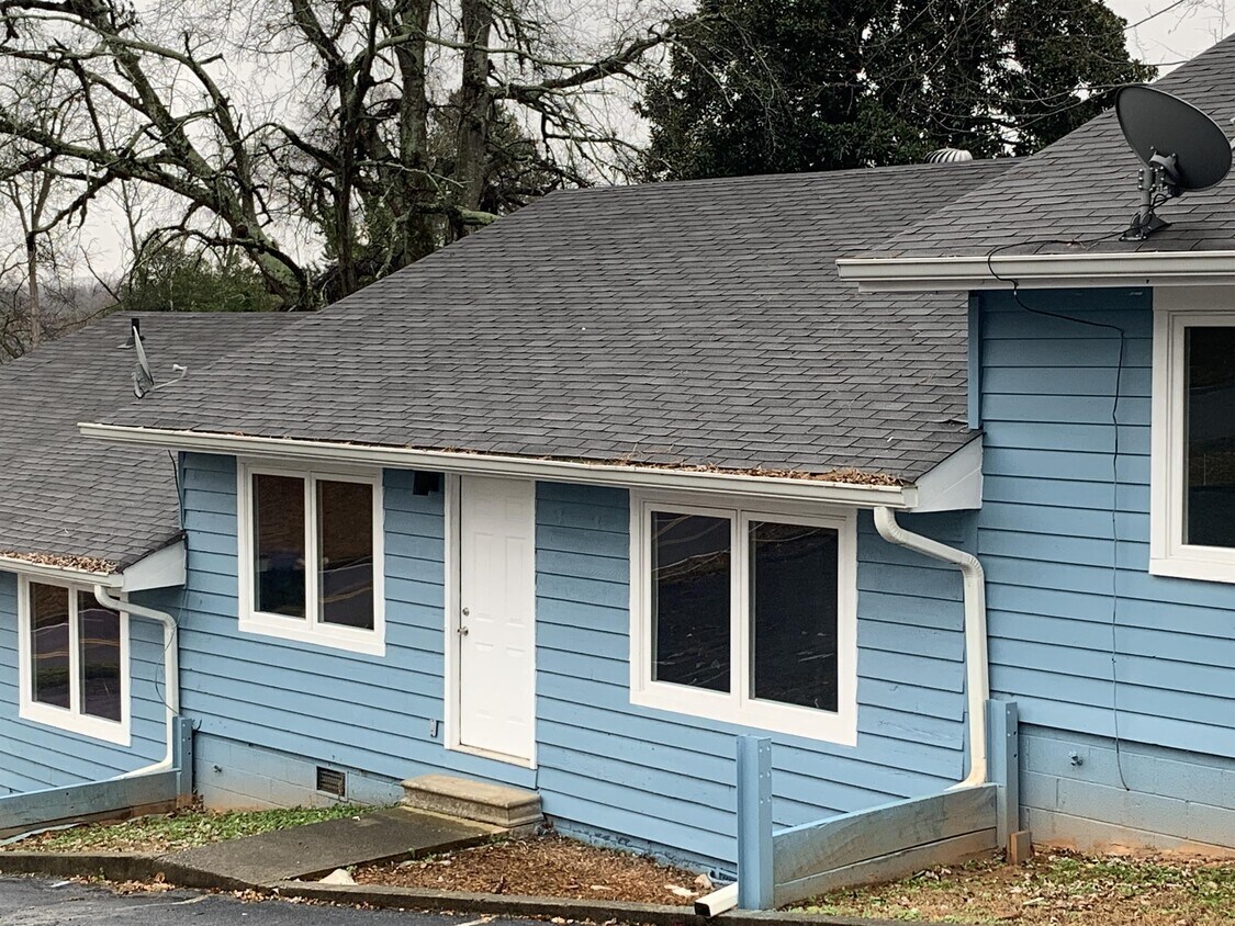 72 E Whitman St Unit 80, Toccoa, GA 30577 Room for Rent in Toccoa, GA