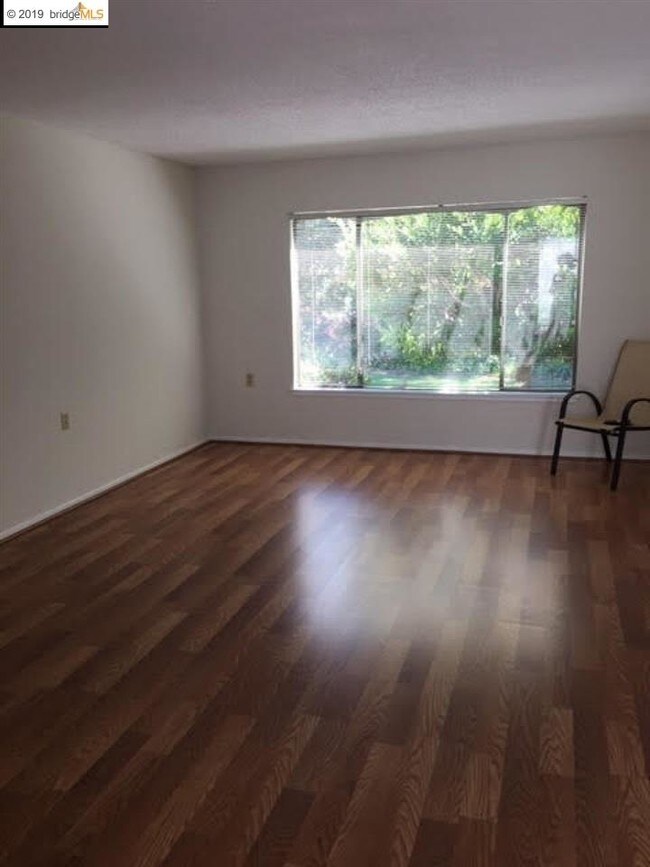Building Photo - 2116 Pine Knoll Dr