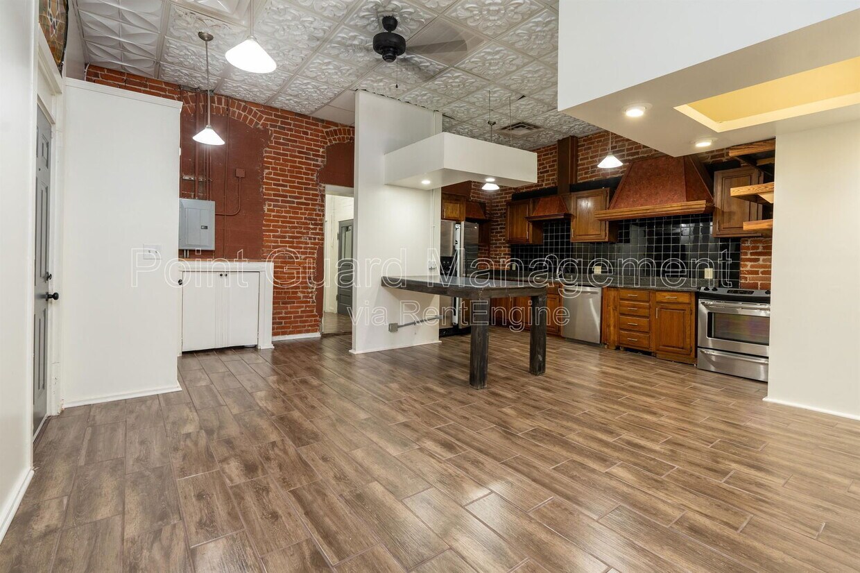 Foto principal - 518 E Douglas Ave