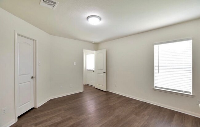 Photo - 15418 Hillside Ml Dr House