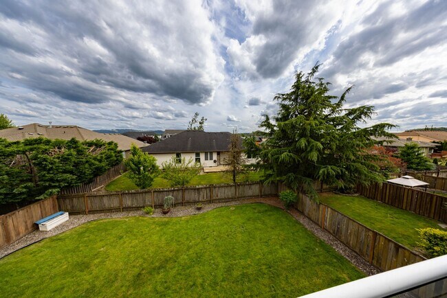 Building Photo - Three bedroom townhouse in Camas.  Built i...