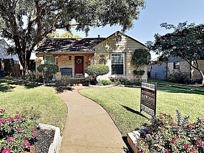 Photo - 2137 Barberry Dr House