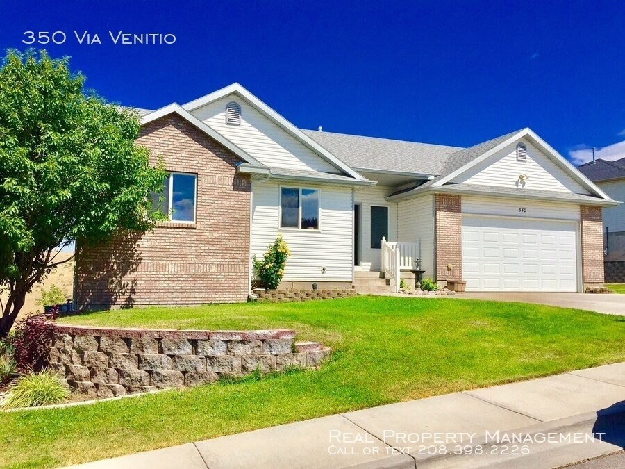 Foto principal - Beautiful 5 Bedroom 3 Bathroom Home For Rent