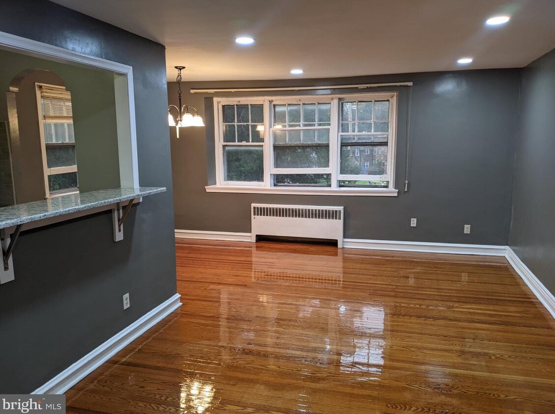 Living Room - 4948 Wynnefield Ave