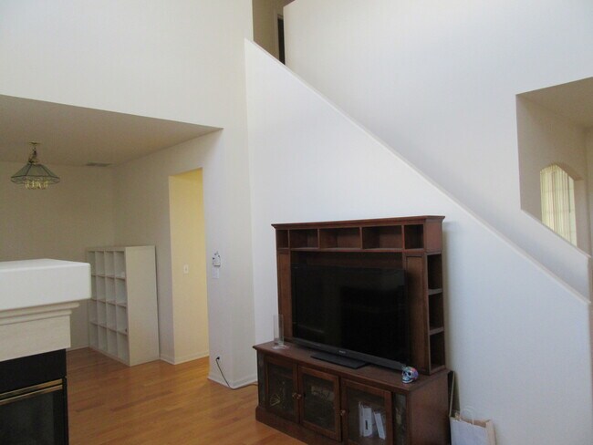 Building Photo - 440 E Thornhill Ln