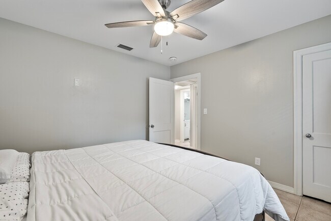 Building Photo - 3011 W Van Buren Dr